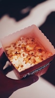 悬疑电影《密室逃脱》海报，昏暗房间与神秘符号